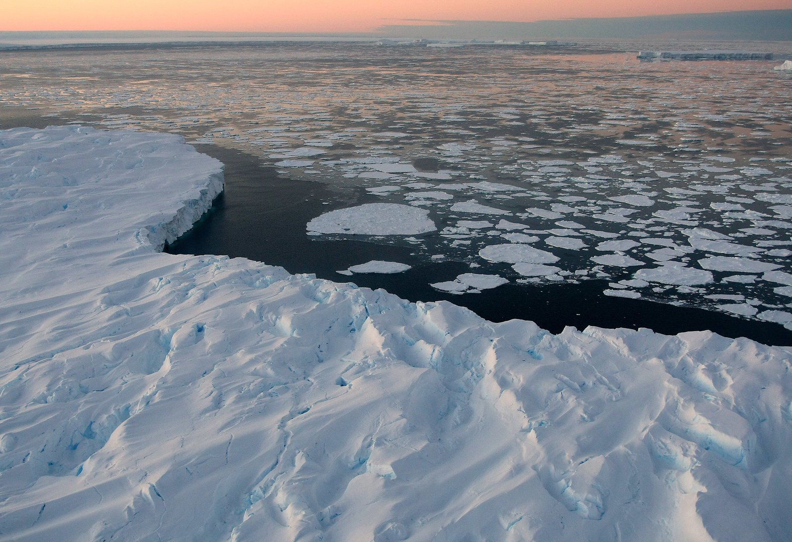 Площадь бассейнов рек северного ледовитого океана. Полыньи в Северном Ледовитом океане. Ледяной Покров Северного Ледовитого океана. Северный Ледовитый океан и Антарктида. Ранний ледяной Покров и припай.