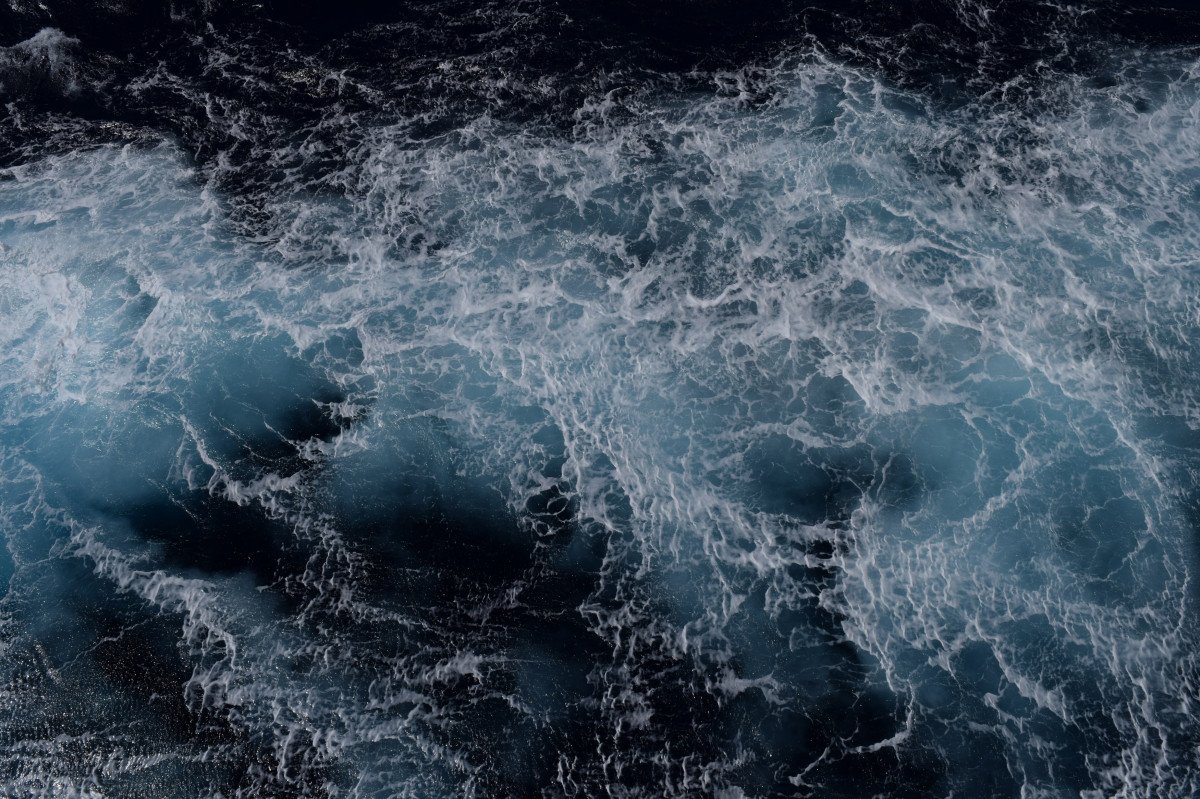 Темная морская вода