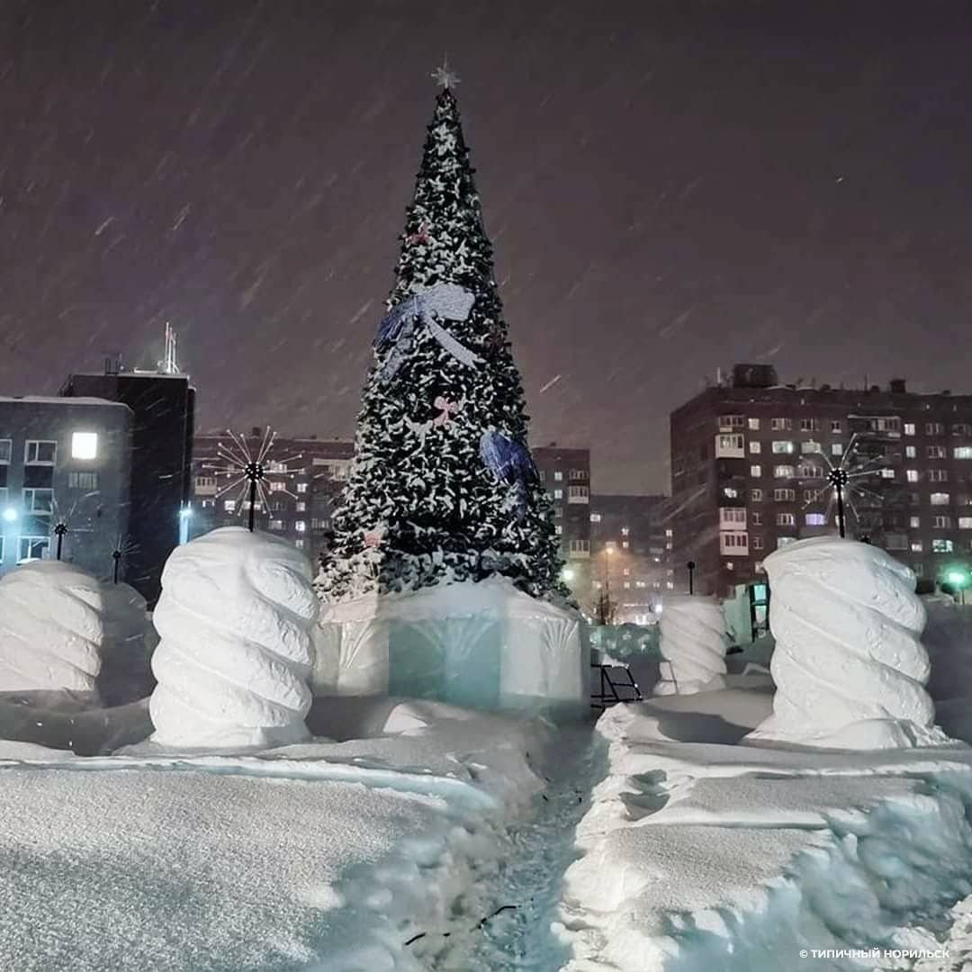 Сугробы в Норильске 2020