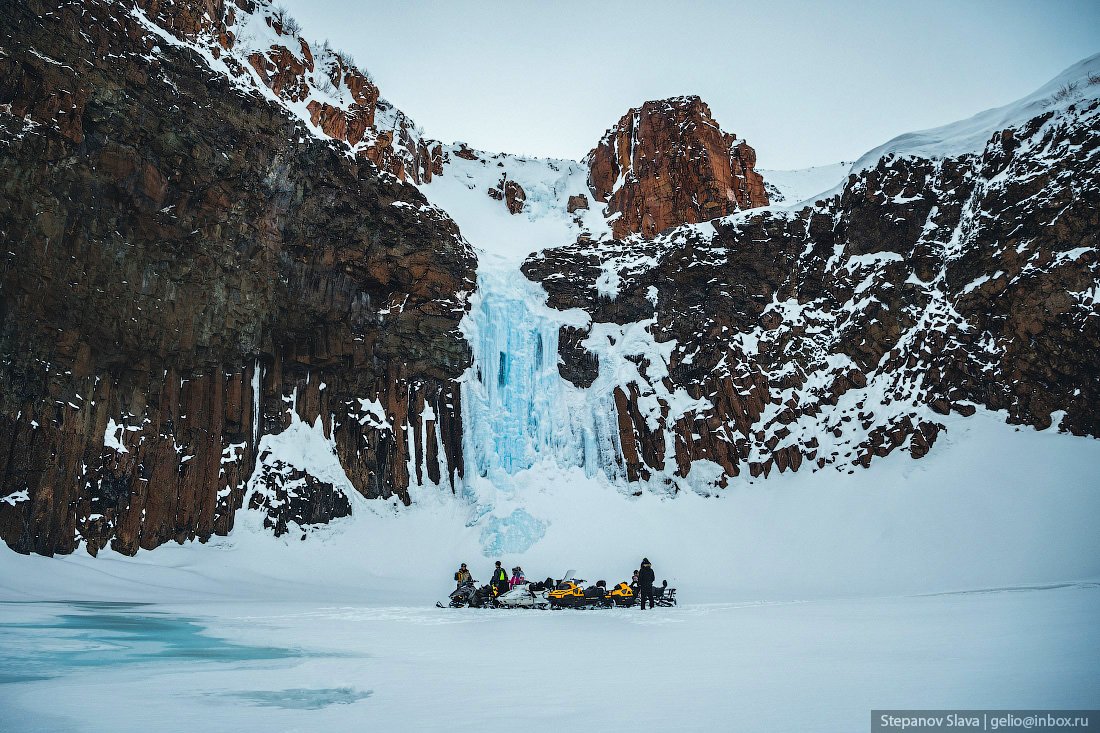 Водопад красные камни Норильск