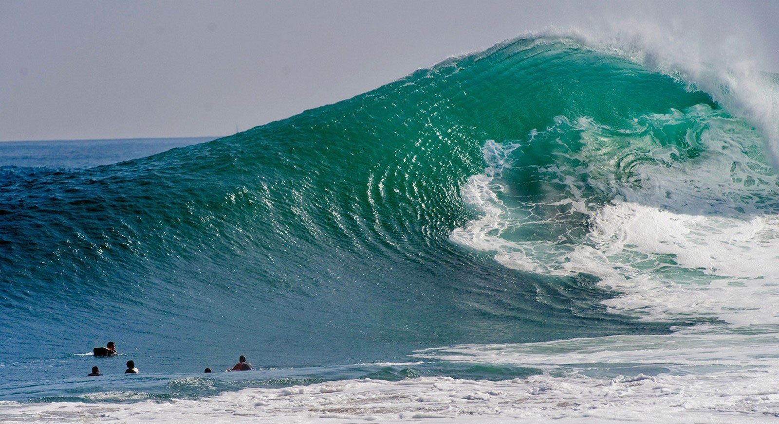 Волна на рида. ЦУНАМИ черное море 2012. Серфер на гребне волны. Атлантический океан ЦУНАМИ. ЦУНАМИ Тихого океана 30 метров.