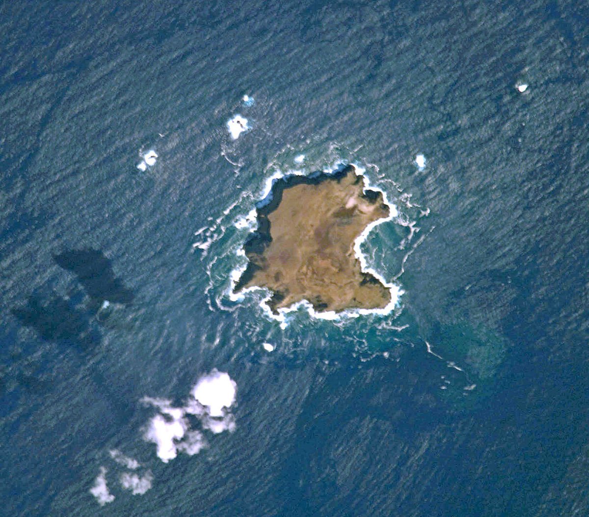 Атлантический океан самый большой остров. Острова Селваженш Португалия. Вулканические острова Атлантического океана. Пластиковые острова в океане. Остров вид сверху.