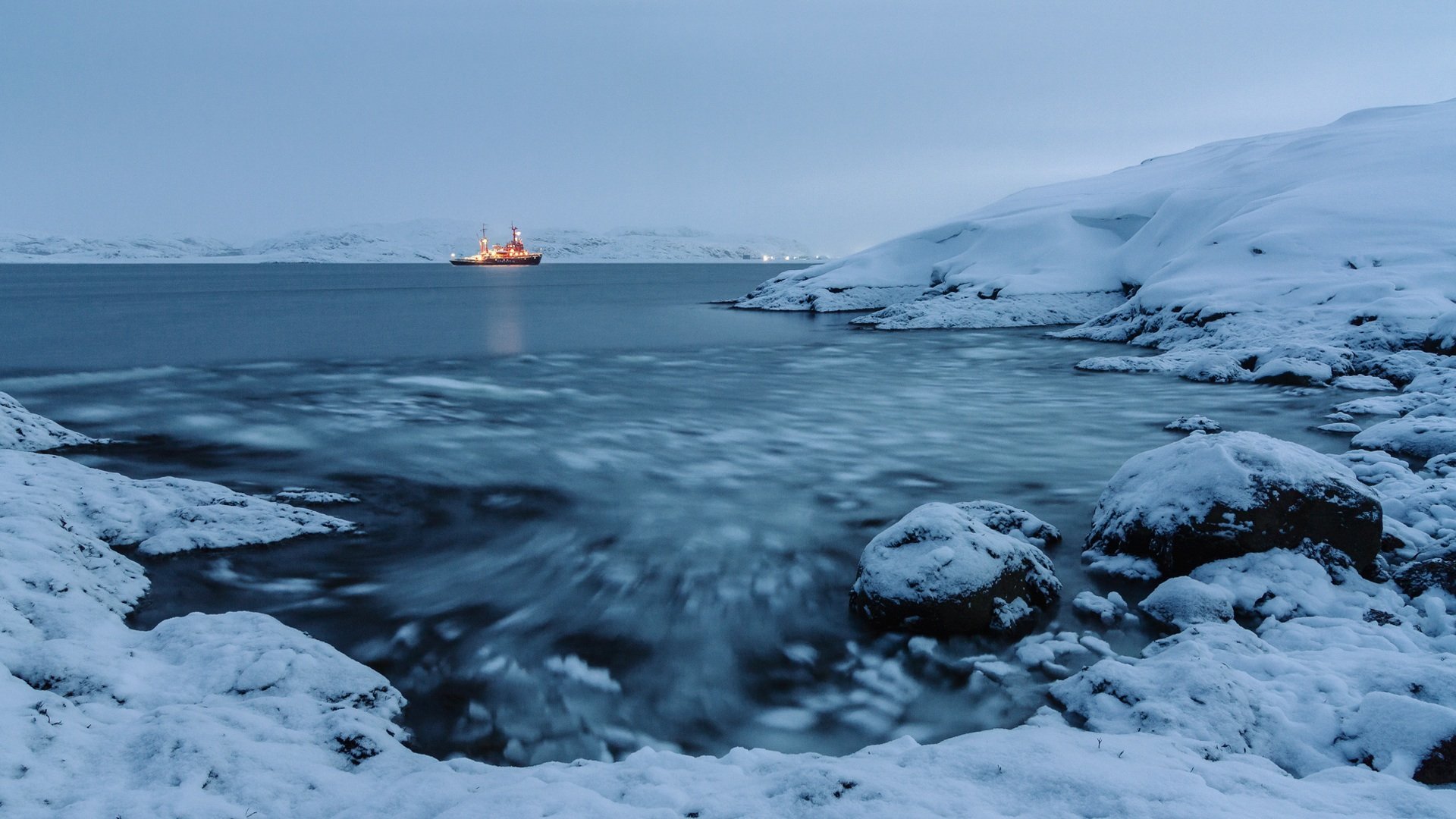 Почему не замерзает баренцево. Чукотское море Северный Ледовитый океан. Чукотка Арктика. Льды на море Чукотка.