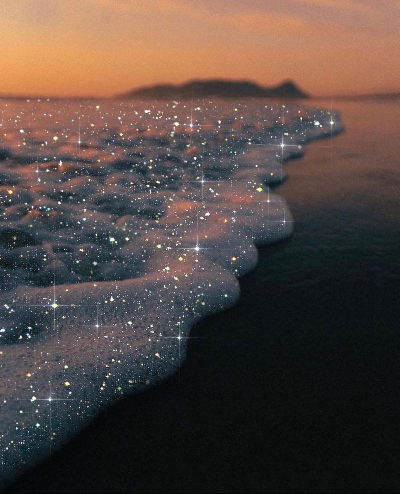 Море блестит