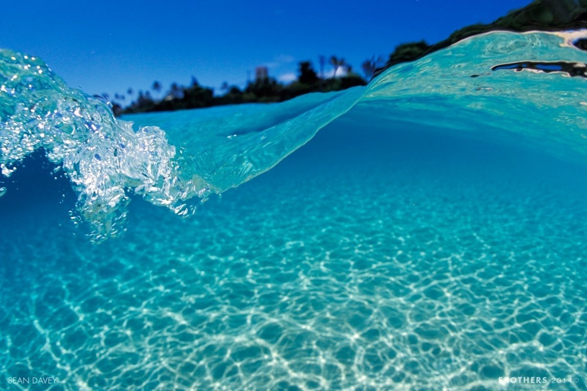 Голубая прозрачная вода