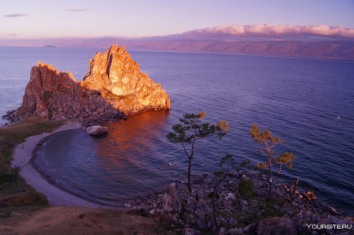 Скала Шаманка на Байкале