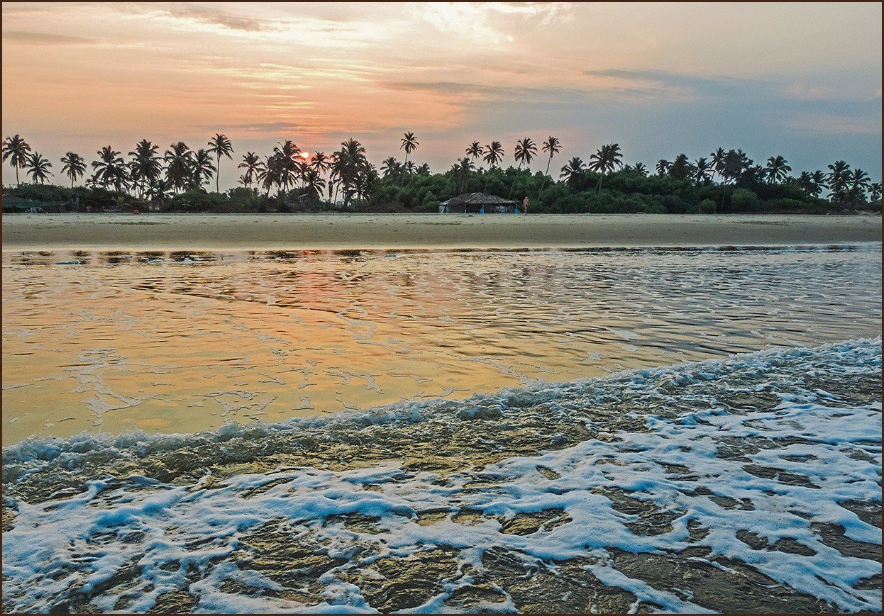 Крупные реки индийского океана. Индия океан. Рассвет в Индии. Сапоги в индийском океане. Рассвет в Индии фото.