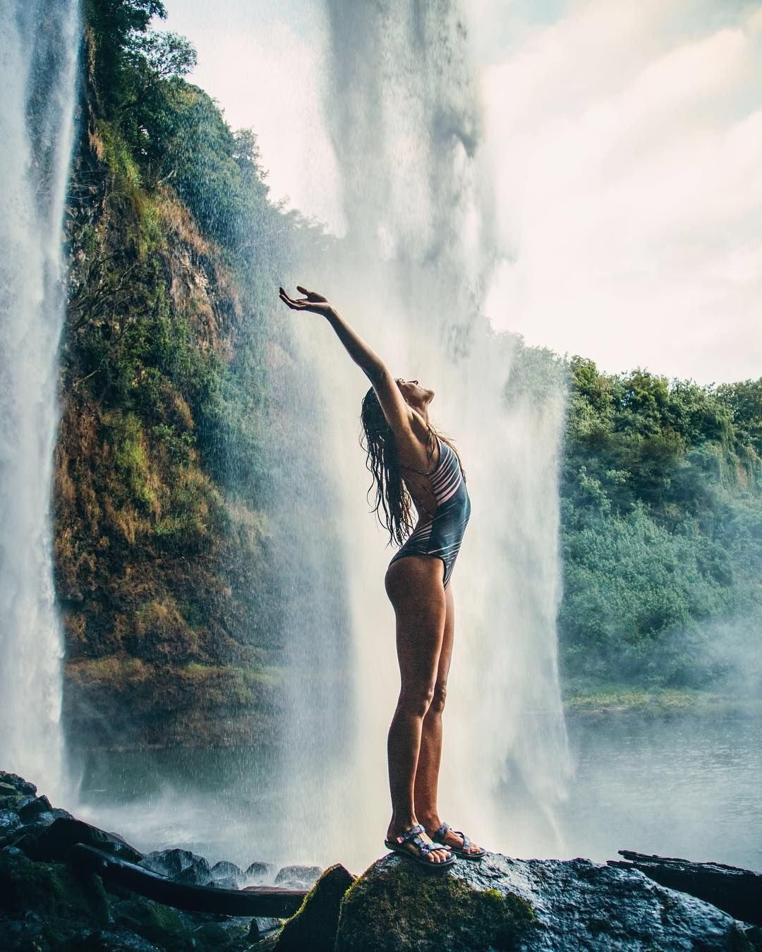 Женщина под водопадом