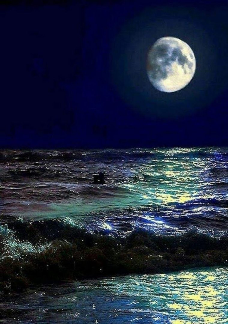 Луна и море