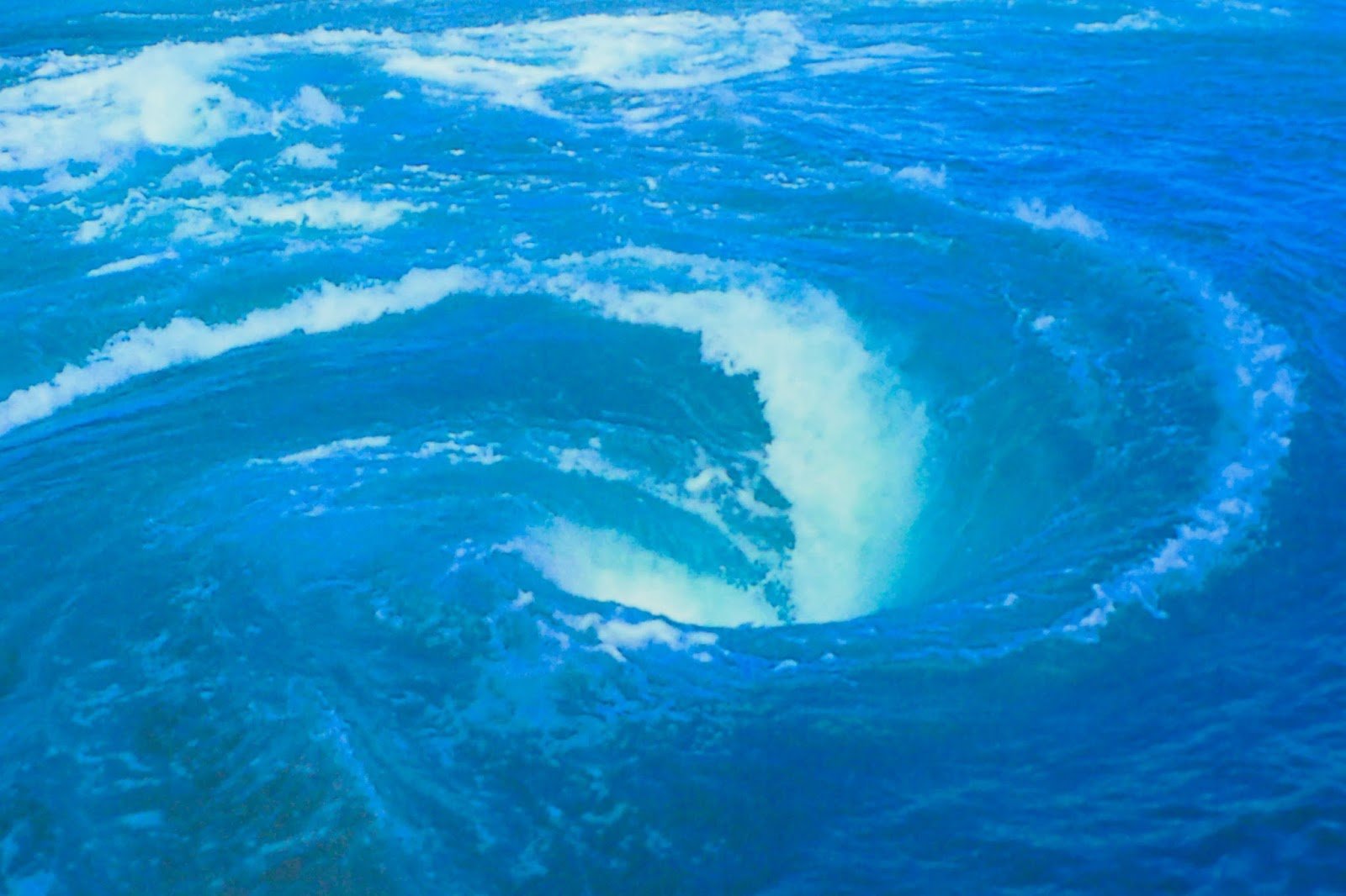 Самый большой пролив атлантического океана. Водоворот Корриврекан. Галапагосский водоворот. Водоворот Сальстраумен. Гольфстрим водоворот.