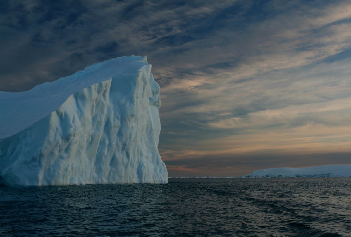 Айсберги в Атлантическом океане. Северная Атлантика Айсберг. Айсберг Антарктики. Айсберги Антарктиды. Атлантический океан в антарктиде