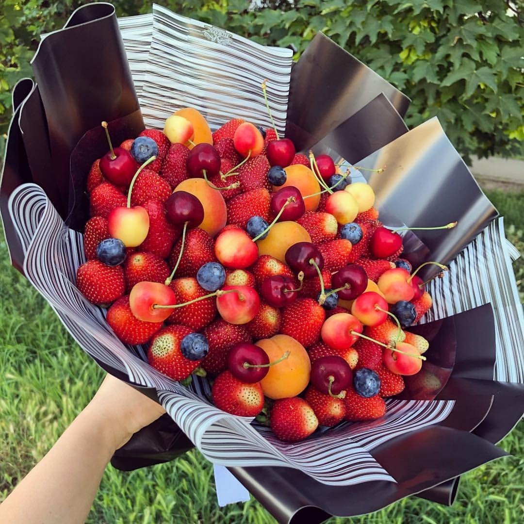 Букет из клубники и черешни