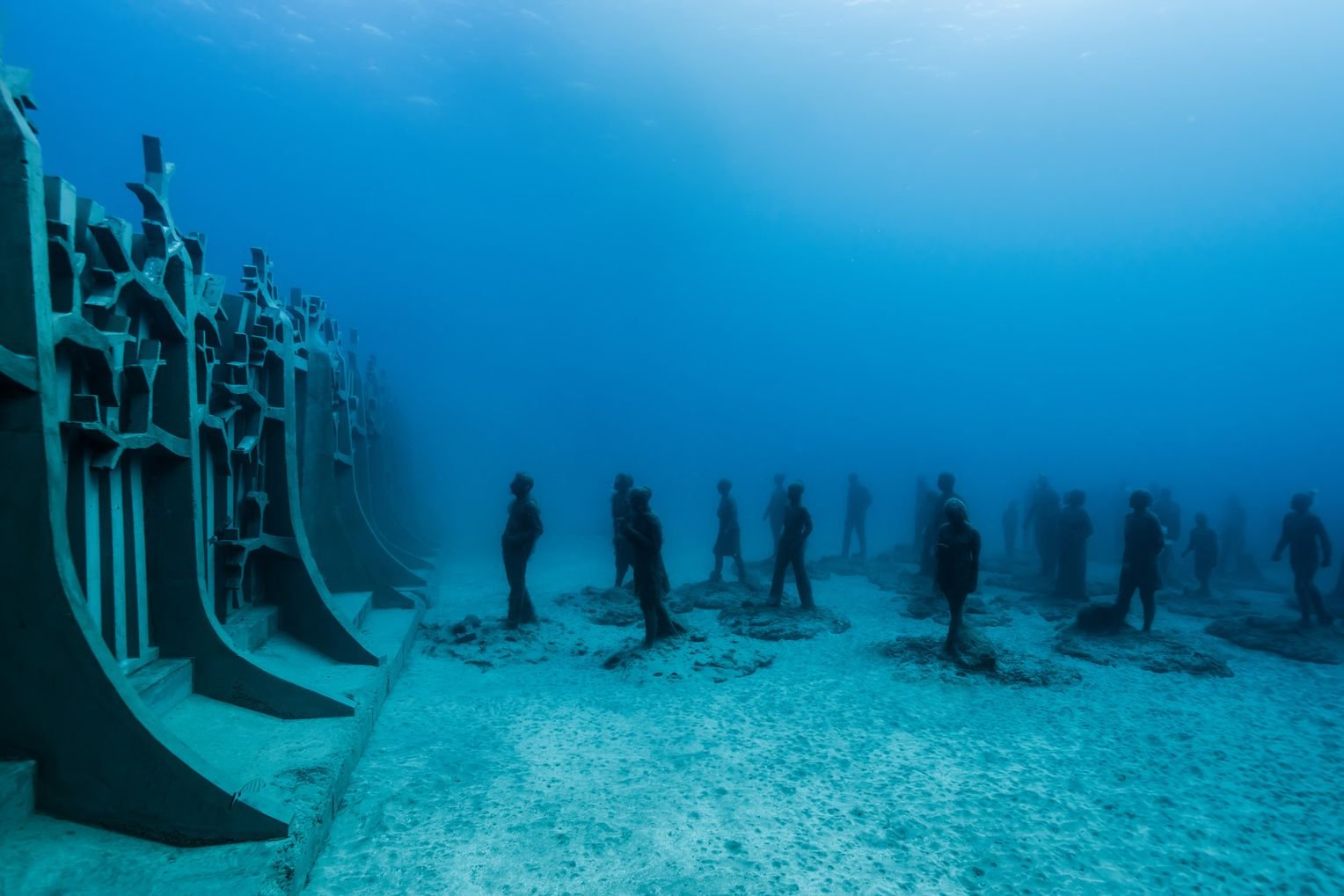 Где на дне океана. Подводный музей Atlantico. Подводный музей скульптур Атлантико. Подводный музей Джейсона де Кайрес Тейлора. Лансароте подводный музей.