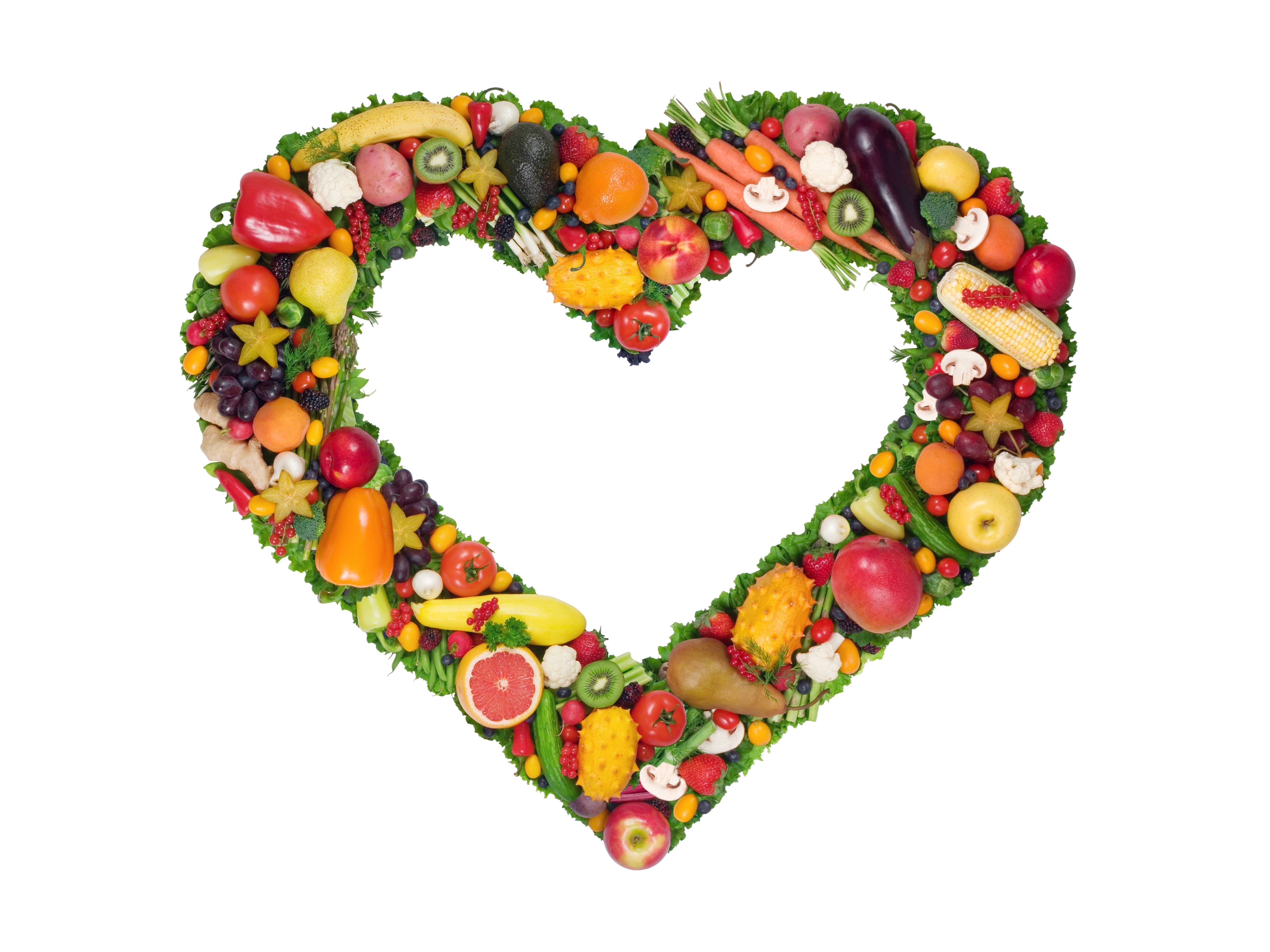 Фруктовые сердца. Сердечко из овощей. Сердце из фруктов. Сердечко из фруктов. Сердечко из овощей и фруктов.