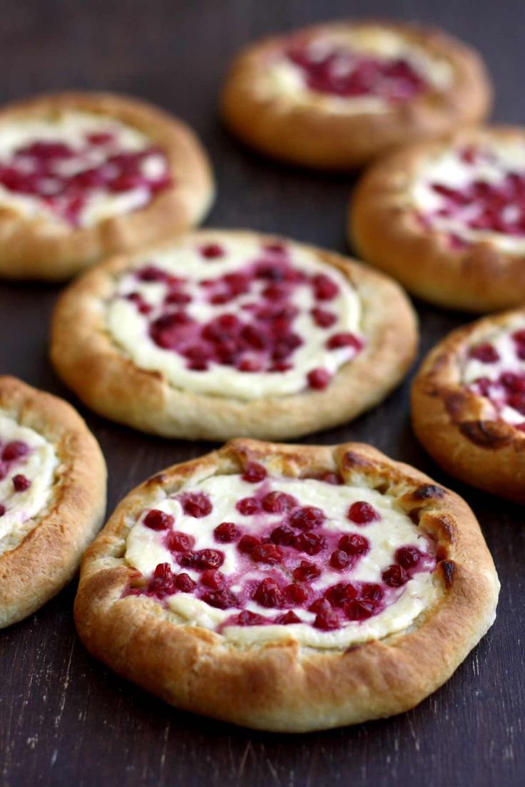 Булочки с брусникой