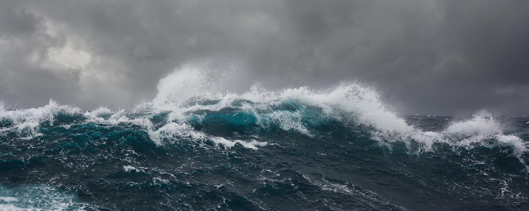 Разъяренные волны. Атлантический океан шторм. Атлантический океан волны убийцы. Бушующее море. Море шторм.