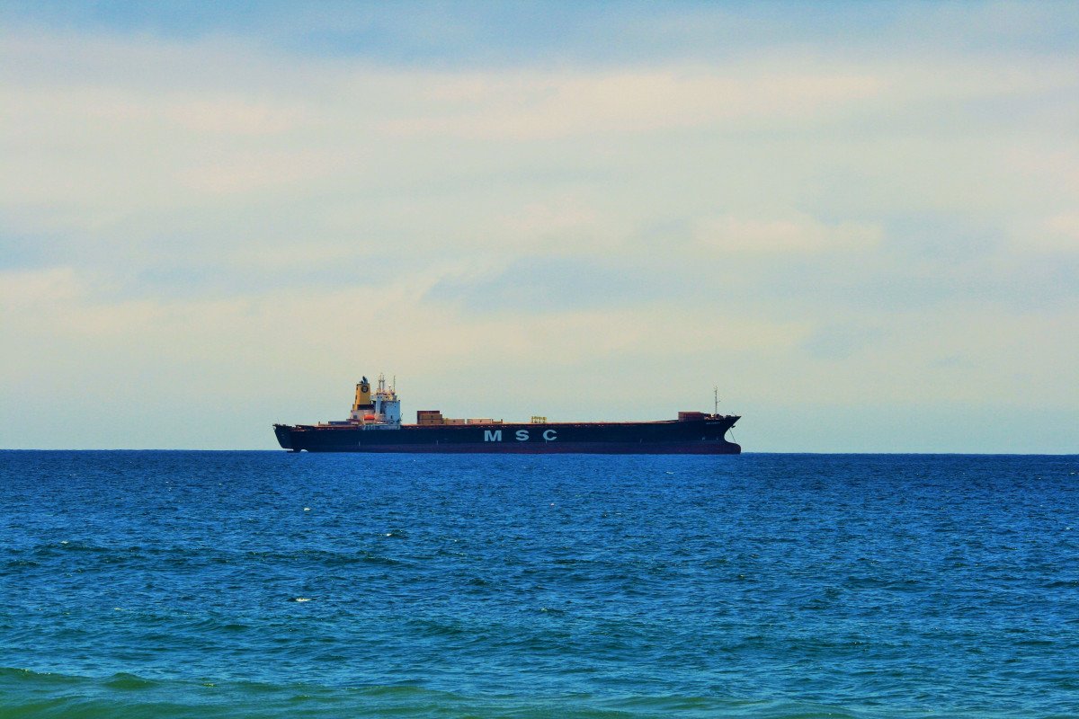 Грузовое судно в море