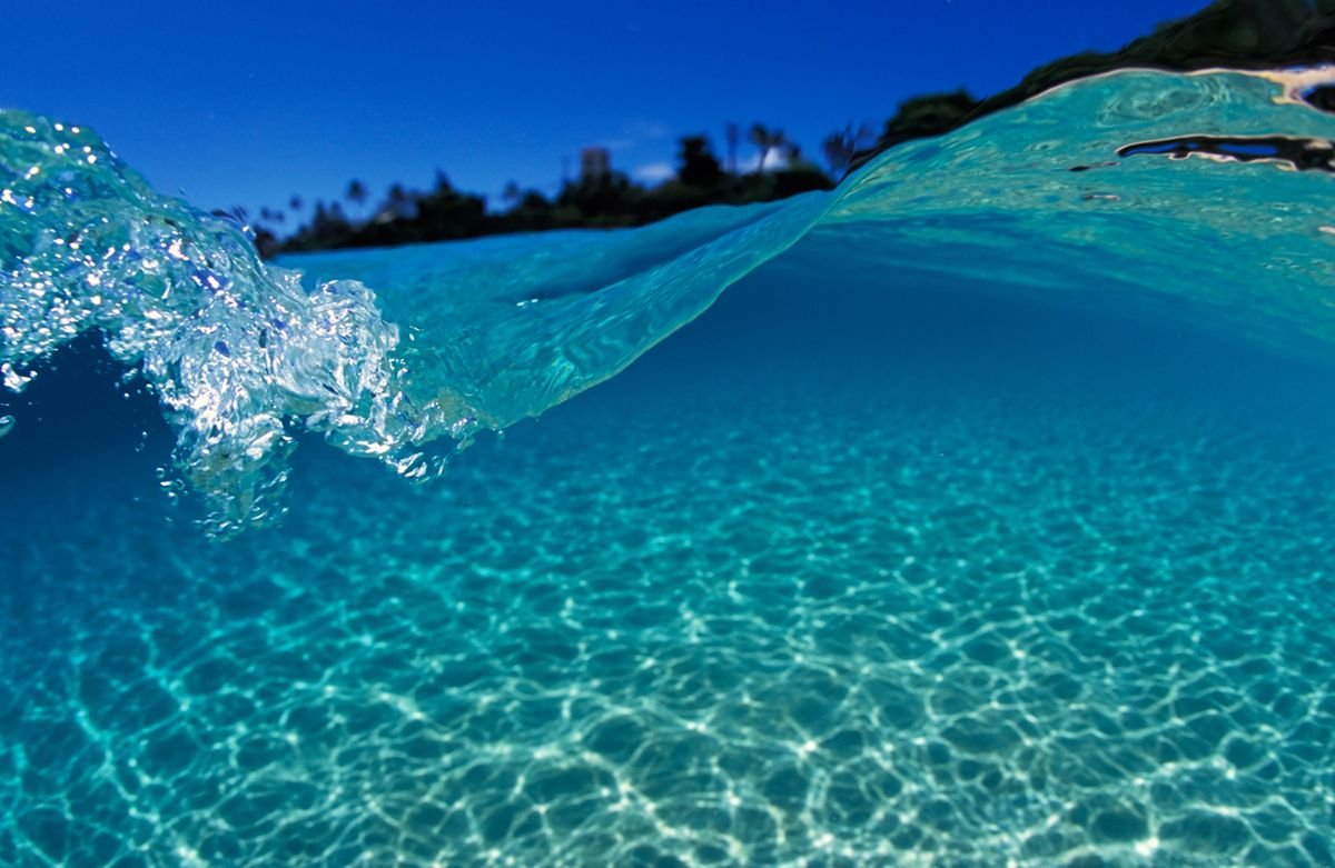 Голубая прозрачная вода
