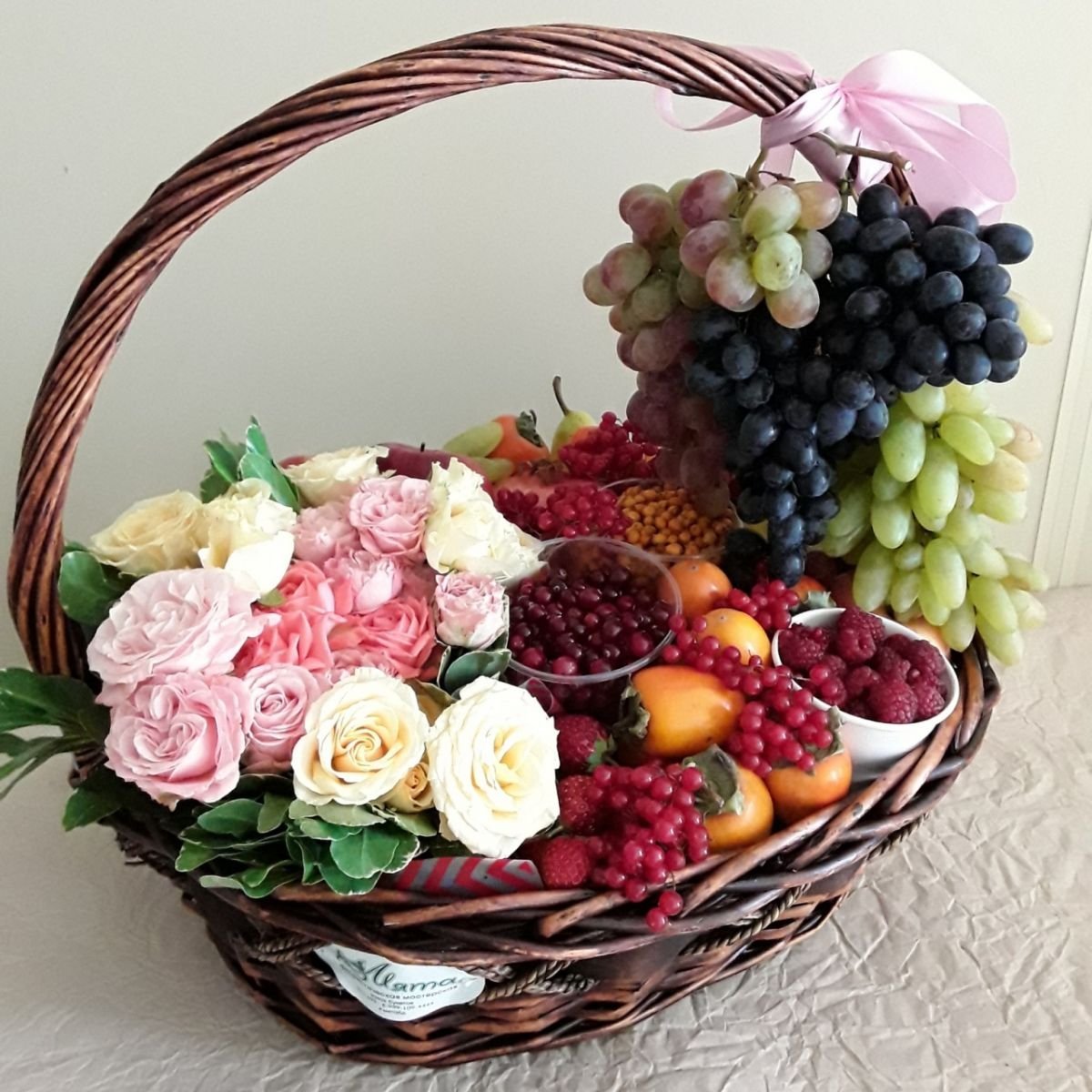 Корзина с цветами фруктами и сладостями