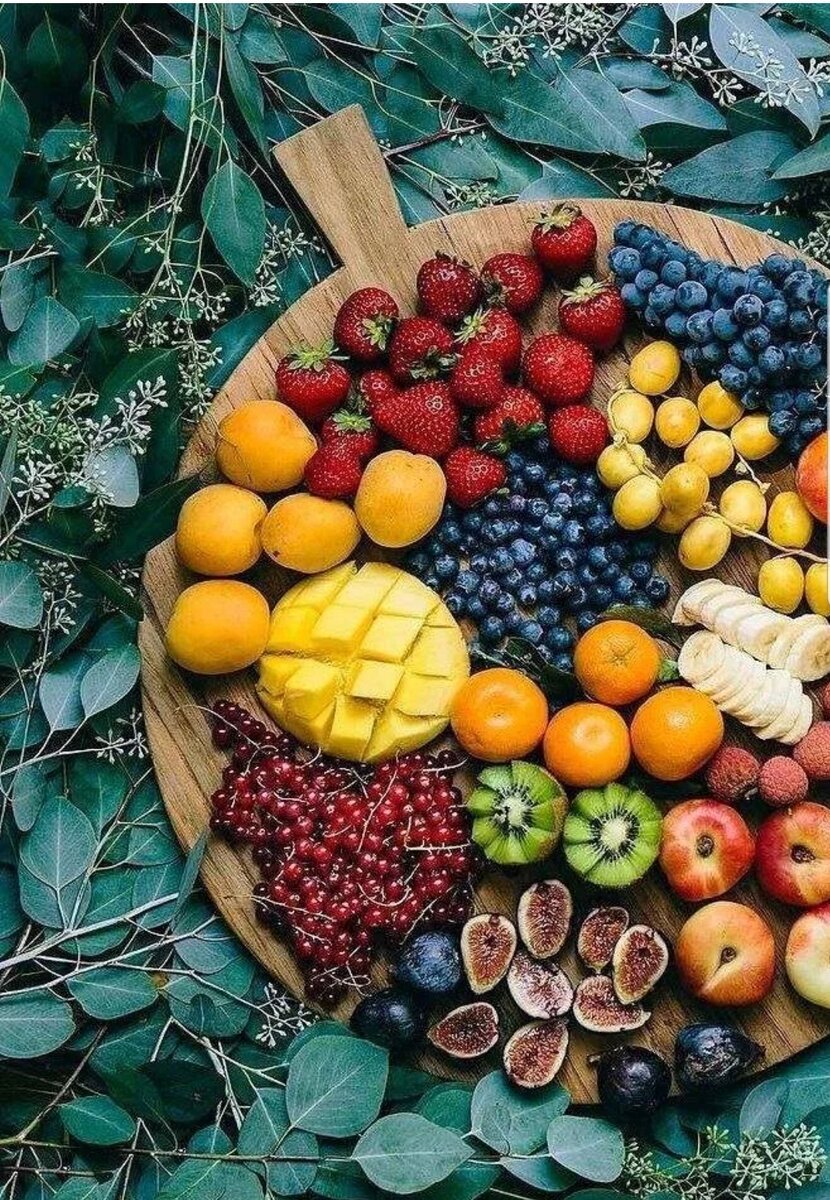 Вкусные фрукты и ягоды