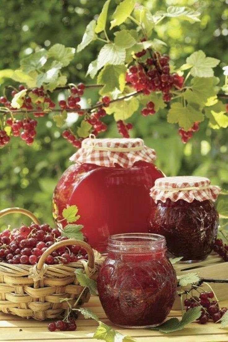 Чай с вишневым вареньем