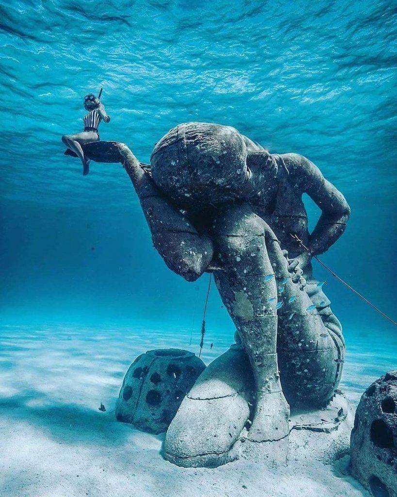 Океанский Атлант подводная статуя
