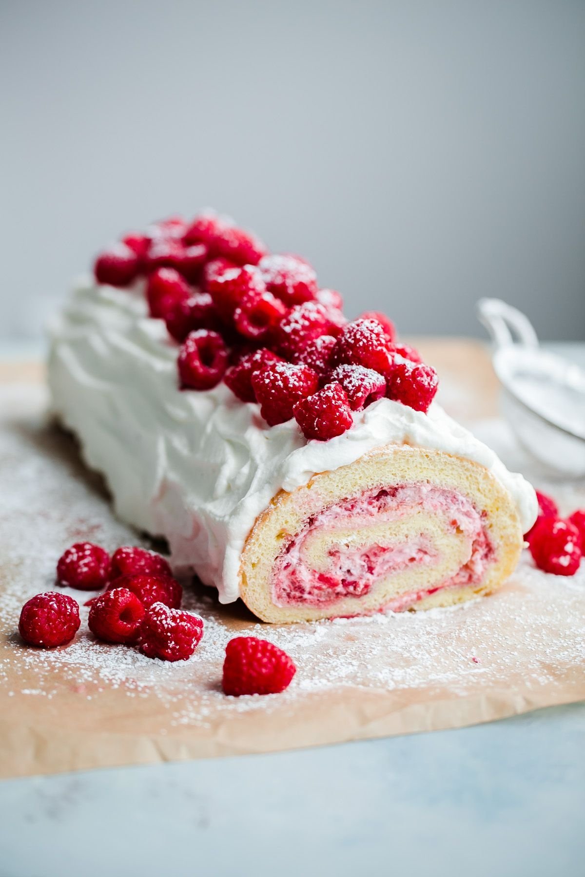 Меренговый рулет с малиной