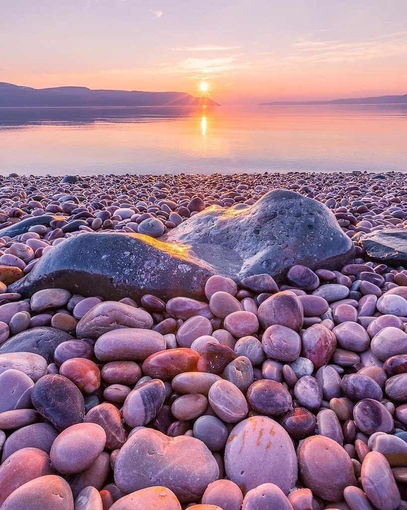 Красивые морские камешки