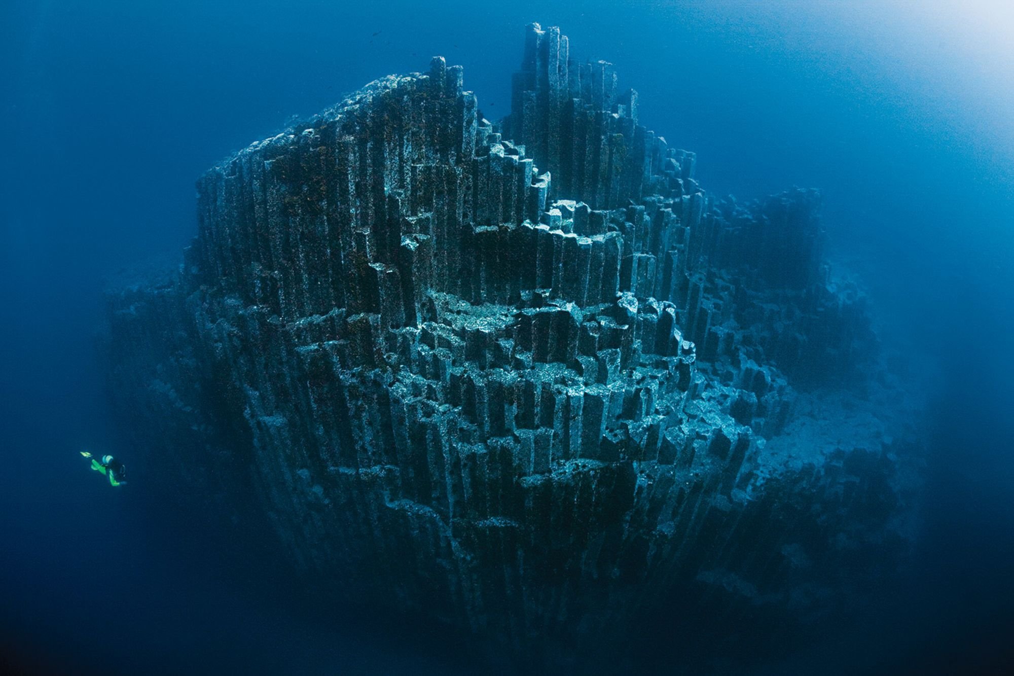 Стена в тихом океане. Точка Немо кладбище космических кораблей. Риф Сильфра Исландия. Подводная гора Гранд Метеор. Точка Немо в тихом океане.