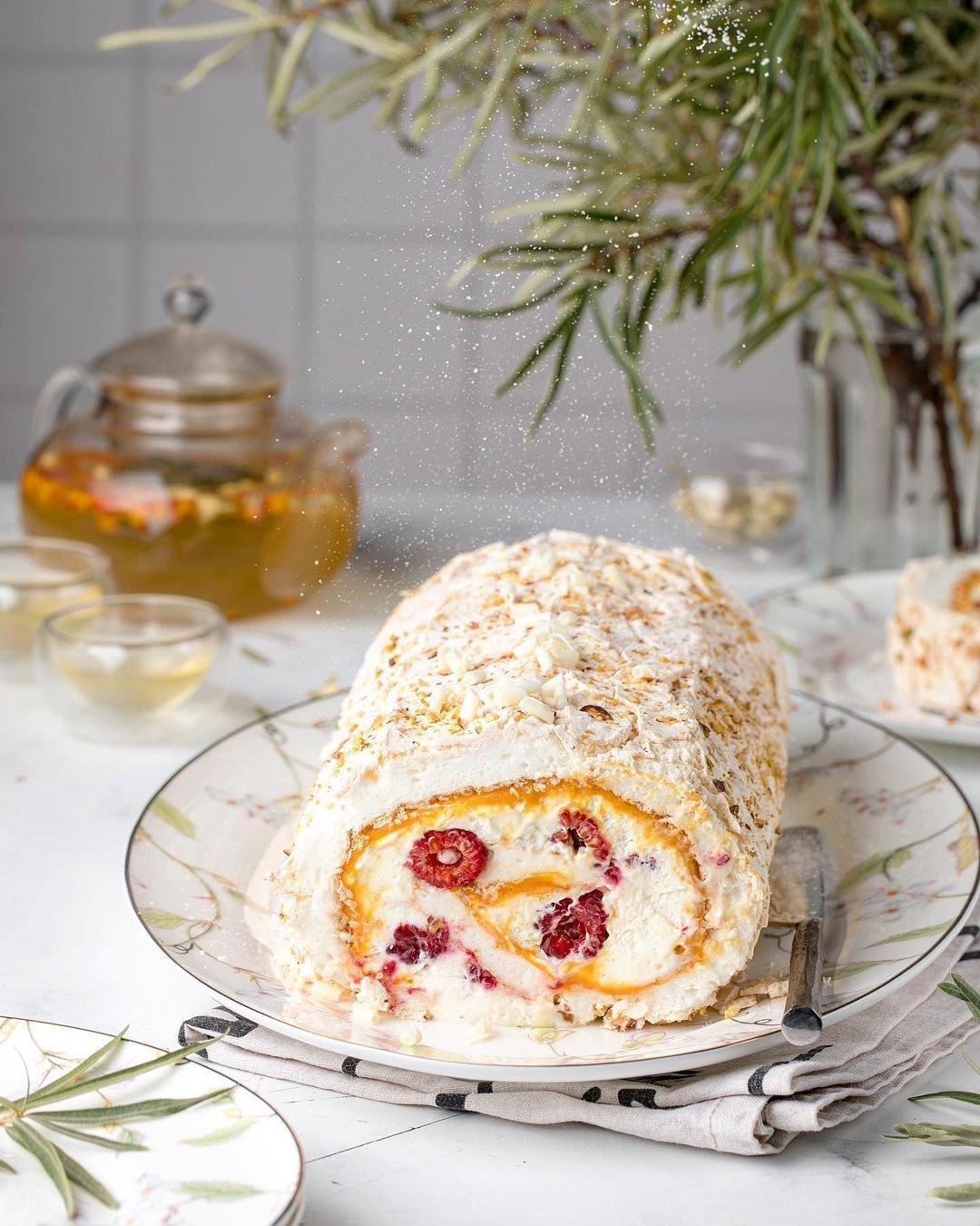 Лимонный меренговый рулет