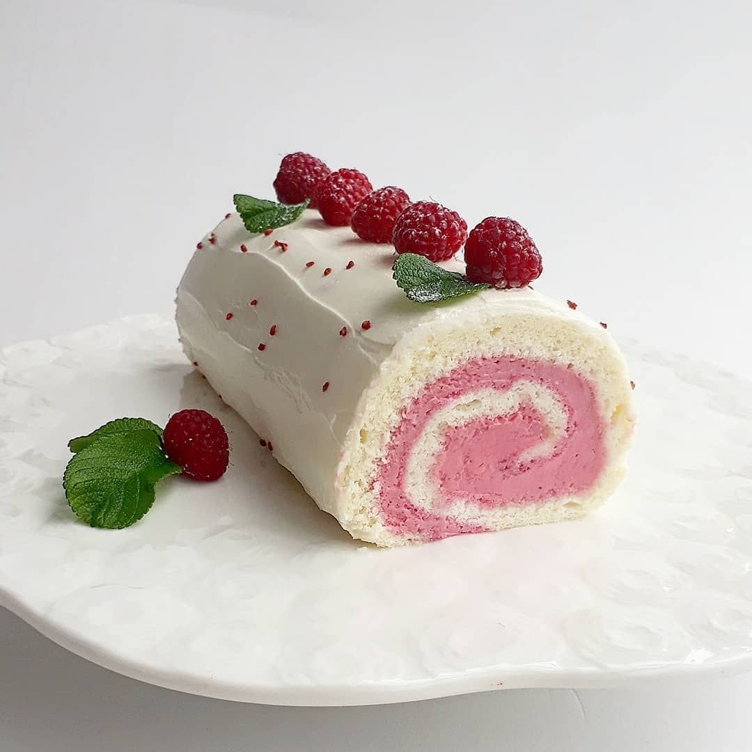Малиновый меренговый рулет