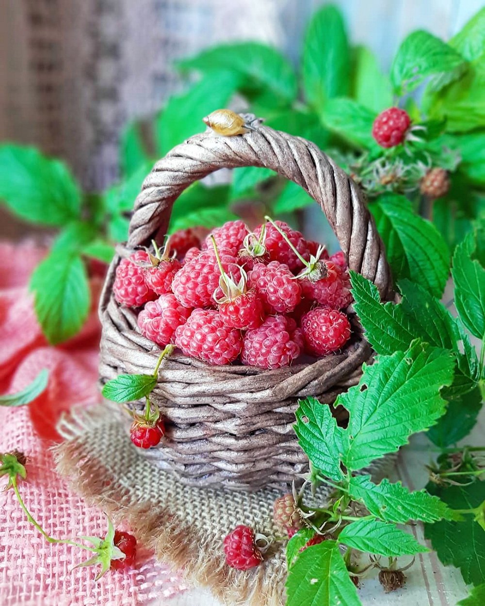 Клубника и малина в корзине