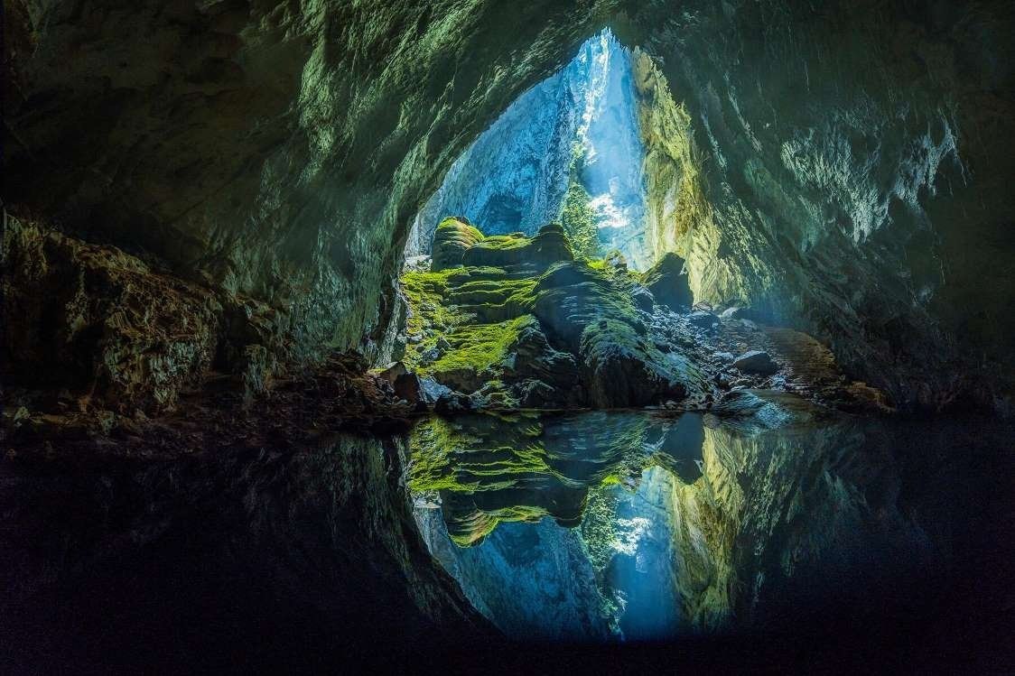 Река в пещере Шондонг