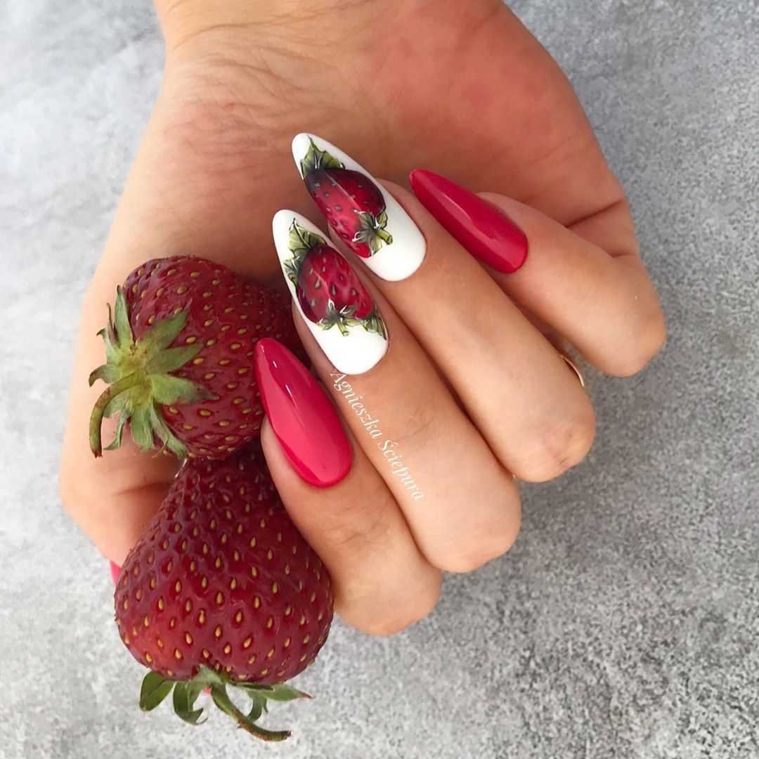 Клубника на ногтях