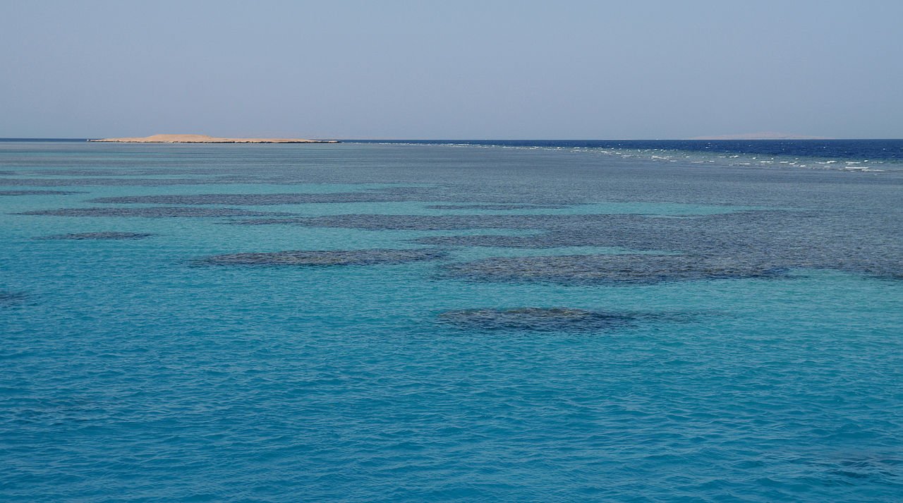 Индийский океан форма. Остров Дахлак в Красном море. Цвет моря в Египте. Дедалус Египет риф. Красное море заставка Египет.