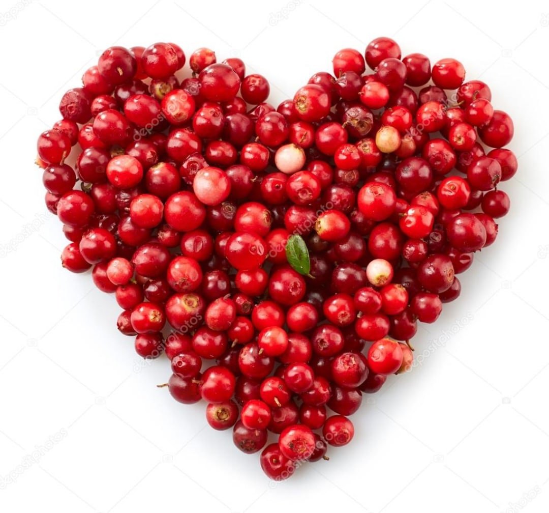 Сердце из ягод клюквы