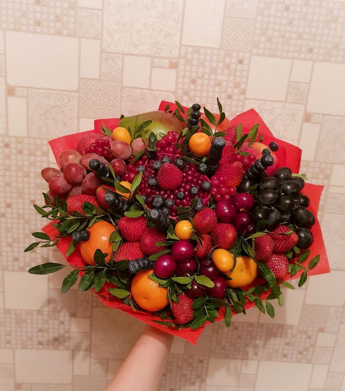 Букет из ягод и фруктов