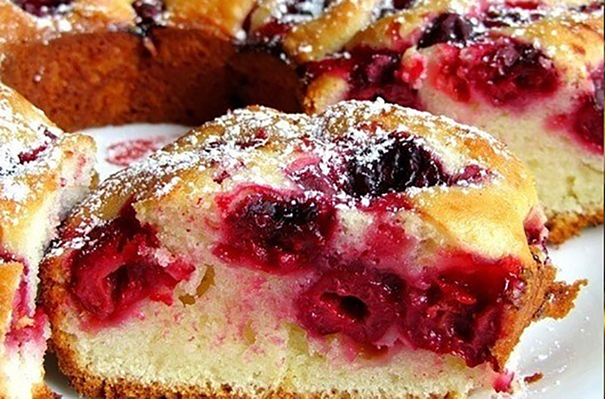 Пирог с заварным кремом и вишней
