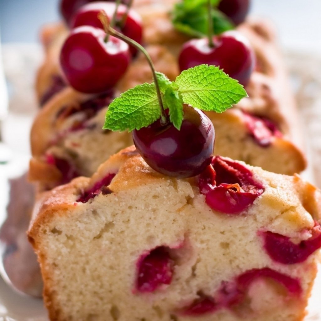 Шарлотка с яблоками черешней