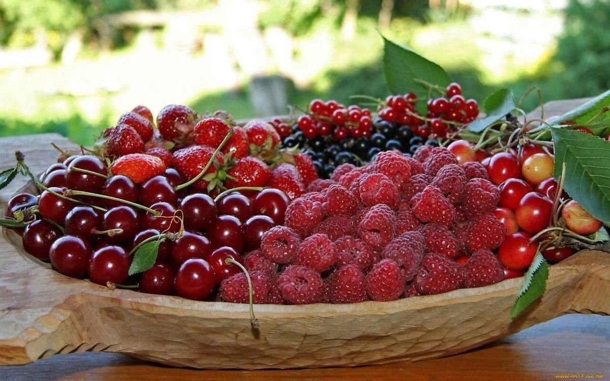 Клубника, малина, вишня, крыжовник (ягоды)
