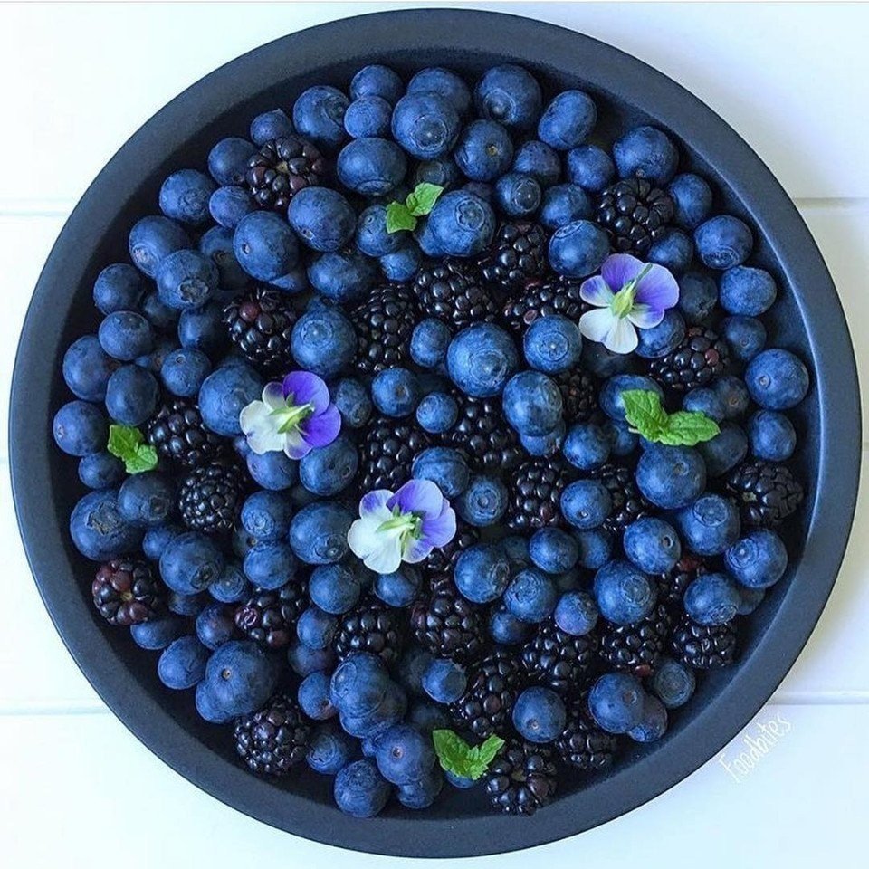 Коллаж из замороженной ежевики