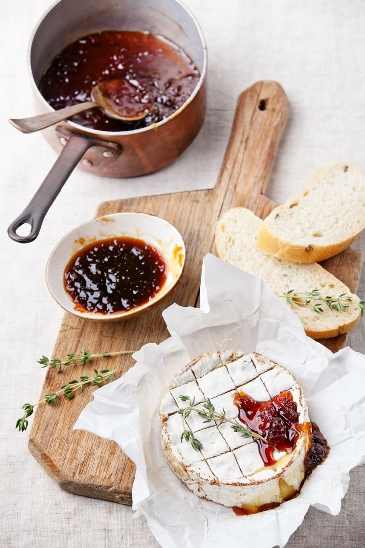 Сыр камамбер с гренками