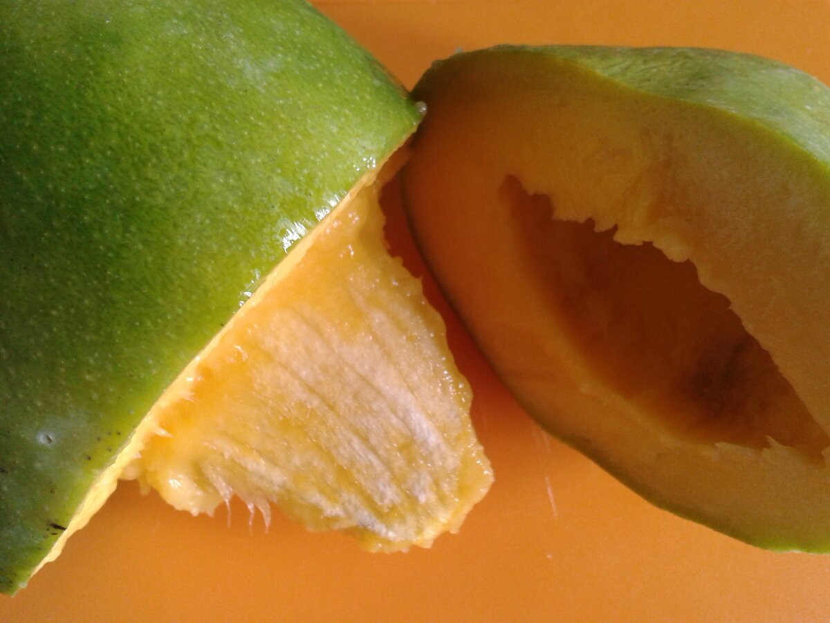 Желто зеленый фрукт. Экзотические фрукты манго. Манго зеленый фрукт. Манго фрукт с косточкой. Манго и авокадо.