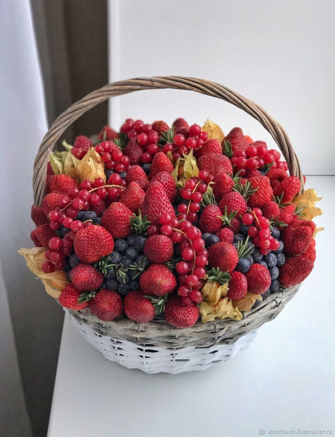 Корзина с ягодами и фруктами