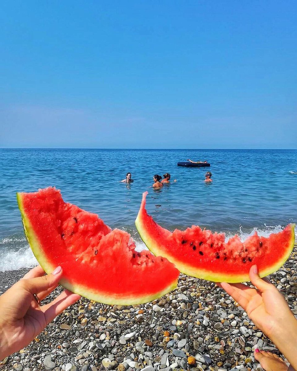 Фрукты на берегу моря