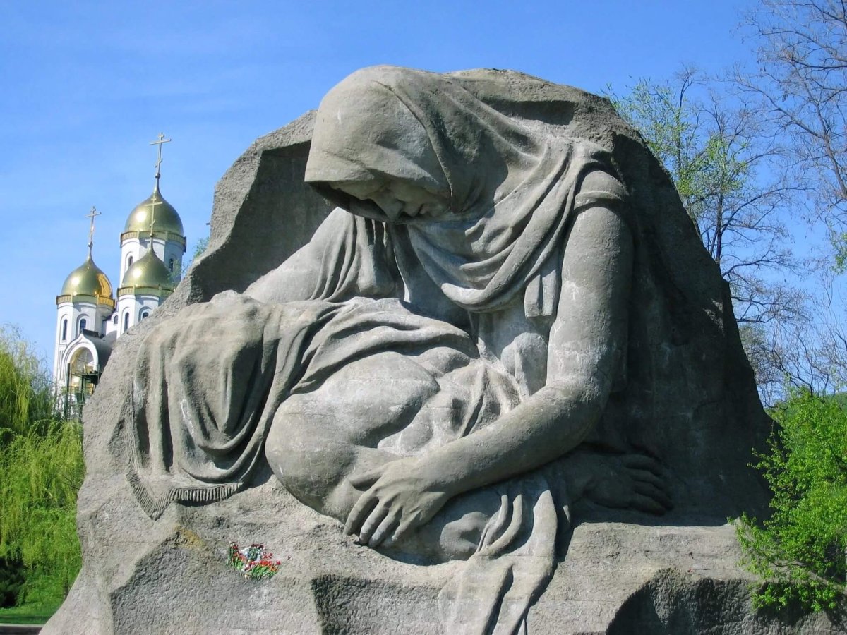 Монумент Скорбящая мать Волгоград