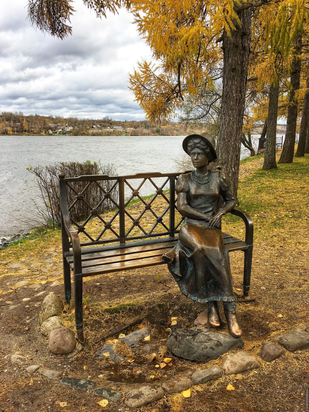 Город плёс скульптура Дачница