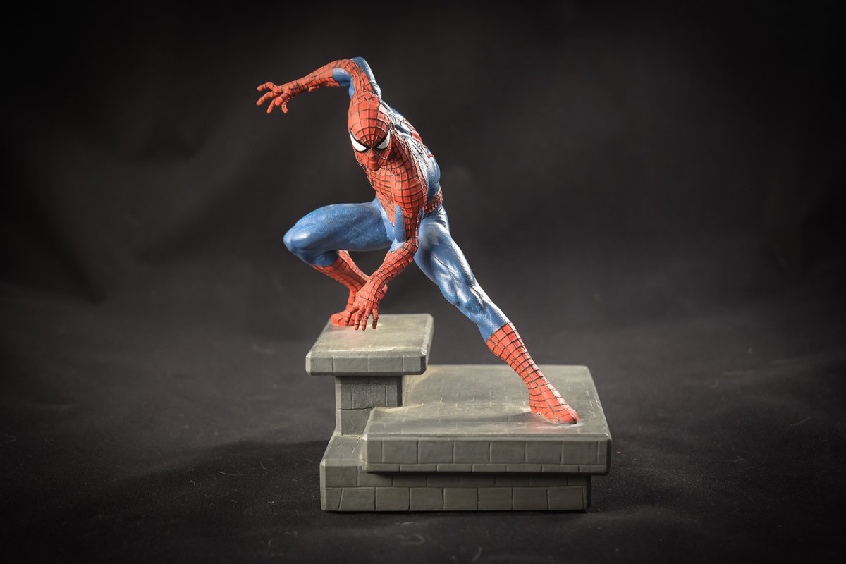 Скульптура человека паука