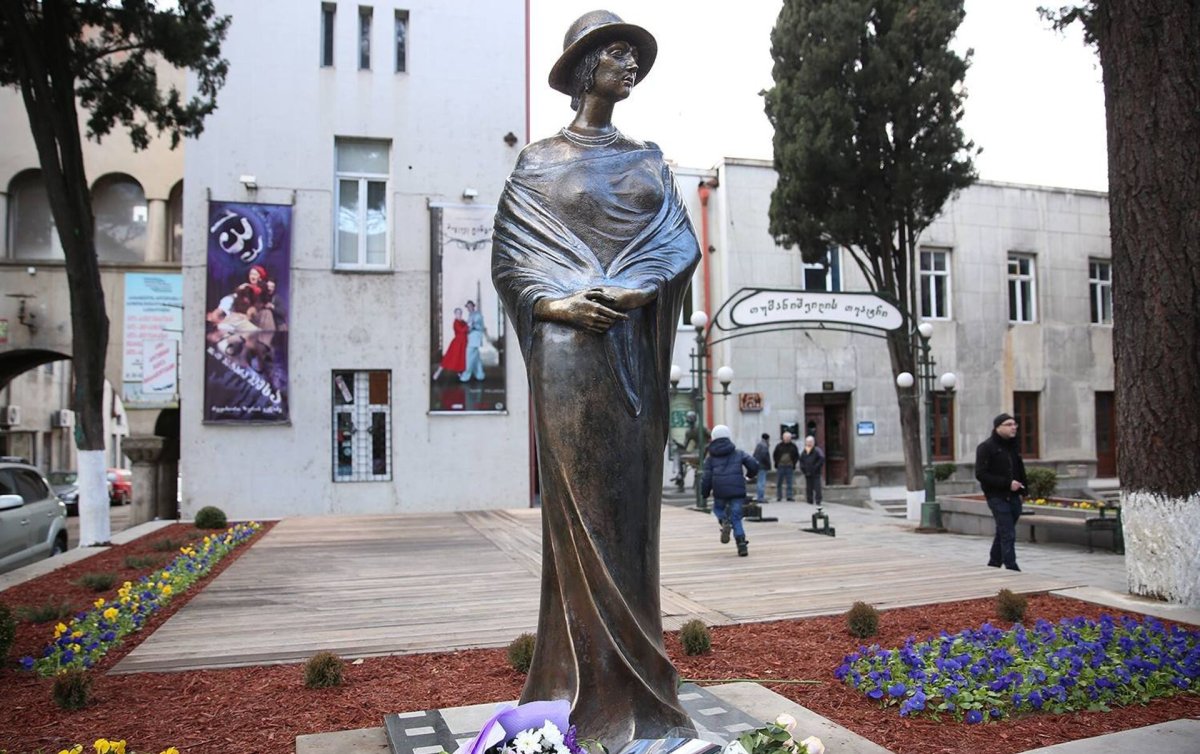 Памятник Пиросмани в Тбилиси