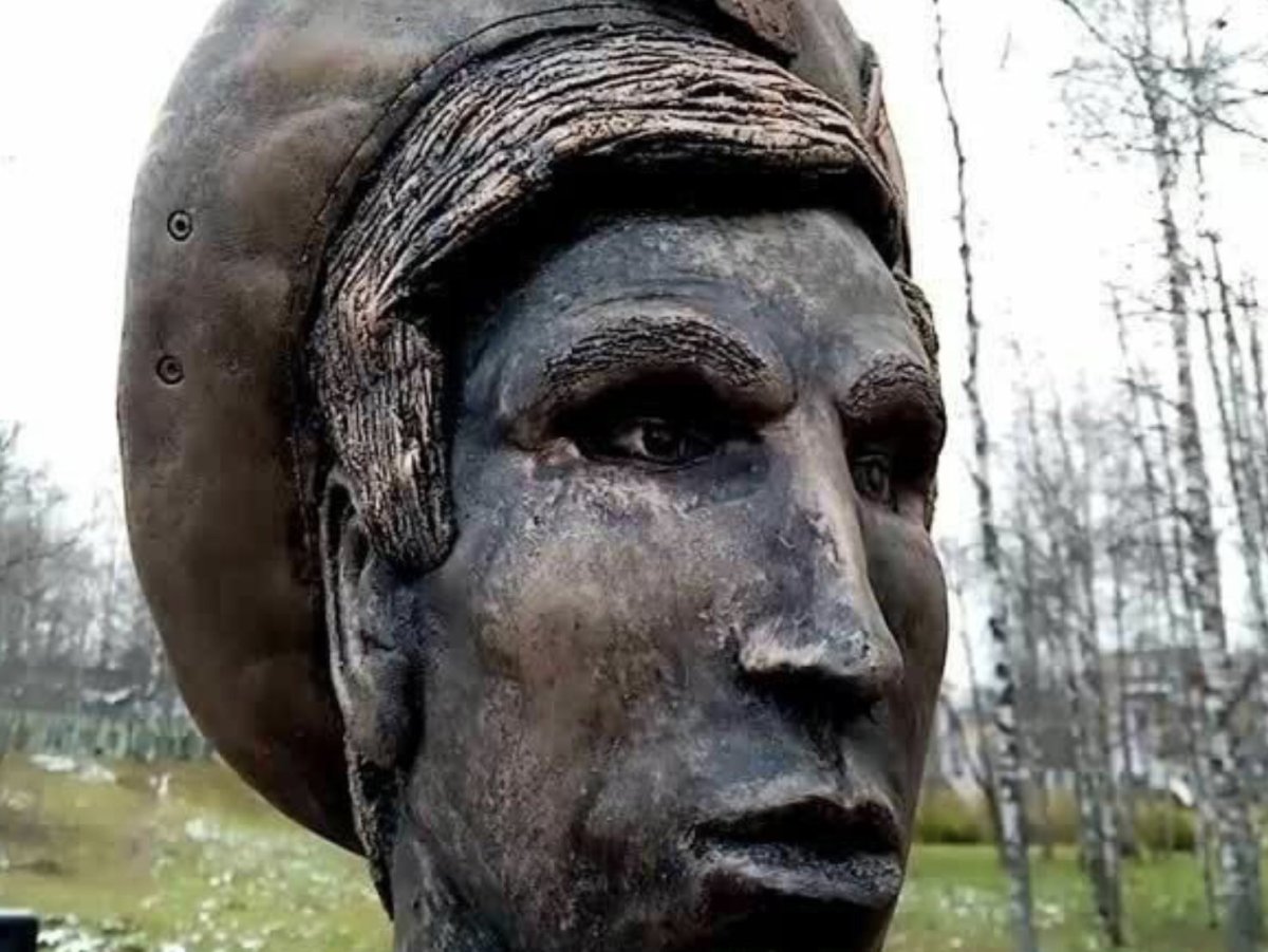 Памятник десантнику в Ухте